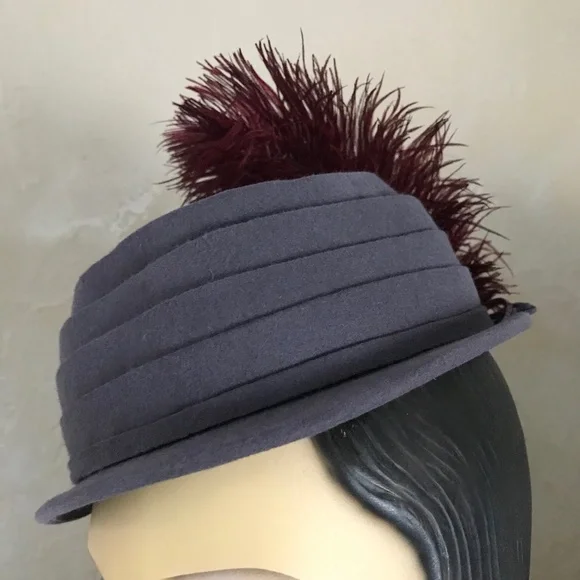 UNIQUE 1940s GRAY FELT BOATER HAT WITH BURGUNDY FEATHER UNIQUE 1940s GRAY FELT BOATER HAT WITH BURGUNDY FEATHER  main image 3